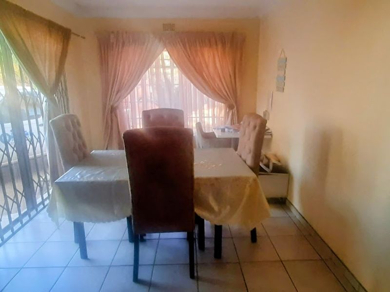 Spacious with Flatlet! - Photo 4