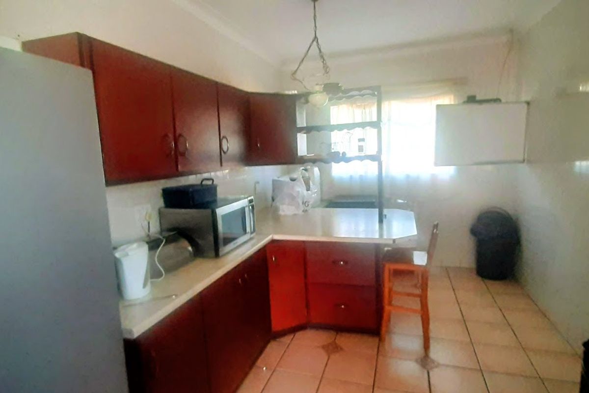 Spacious with Flatlet! - Photo 3