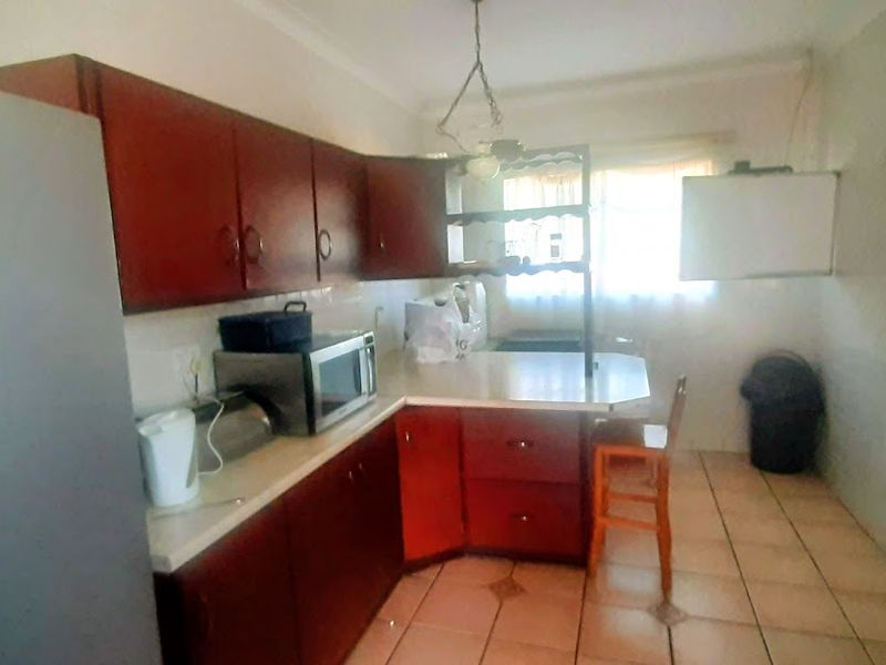 Spacious with Flatlet! - Photo 3