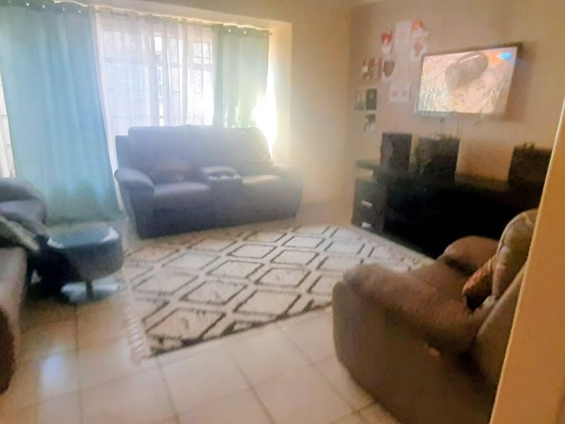 Spacious with Flatlet! - Photo 5