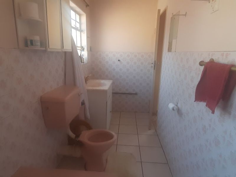 Spacious with Flatlet! - Photo 9