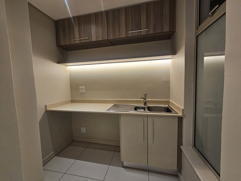 Unfurnished Two Bedroom Two Bathroom apartment in Rosebank - Photo 10