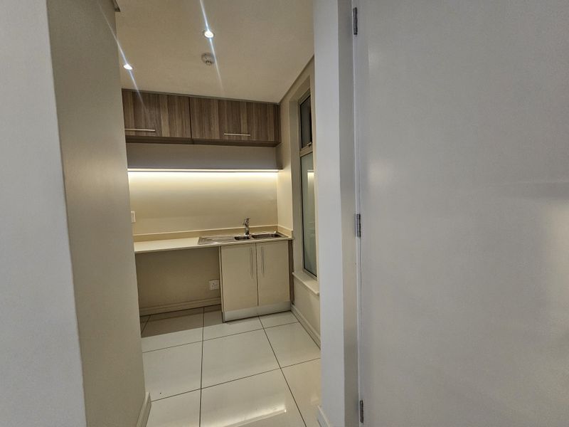 Unfurnished Two Bedroom Two Bathroom apartment in Rosebank - Photo 9