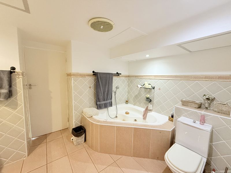 Charming 3 bedroom apartment with amazing sea views - Photo 9