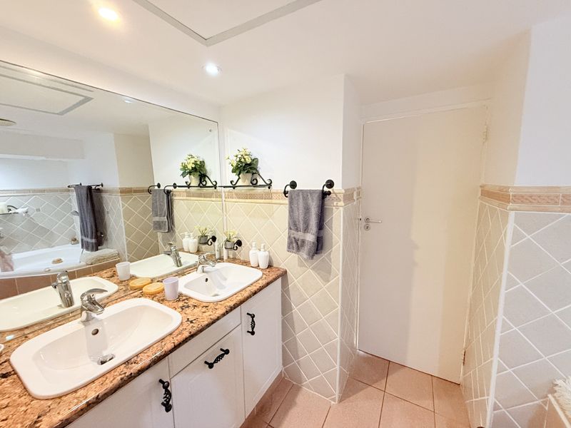 Charming 3 bedroom apartment with amazing sea views - Photo 8