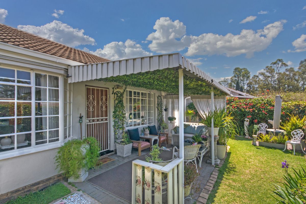 Charming 2-Bedroom Simplex in Over-50s Village with Private Garden in Bryanston East - Photo 2