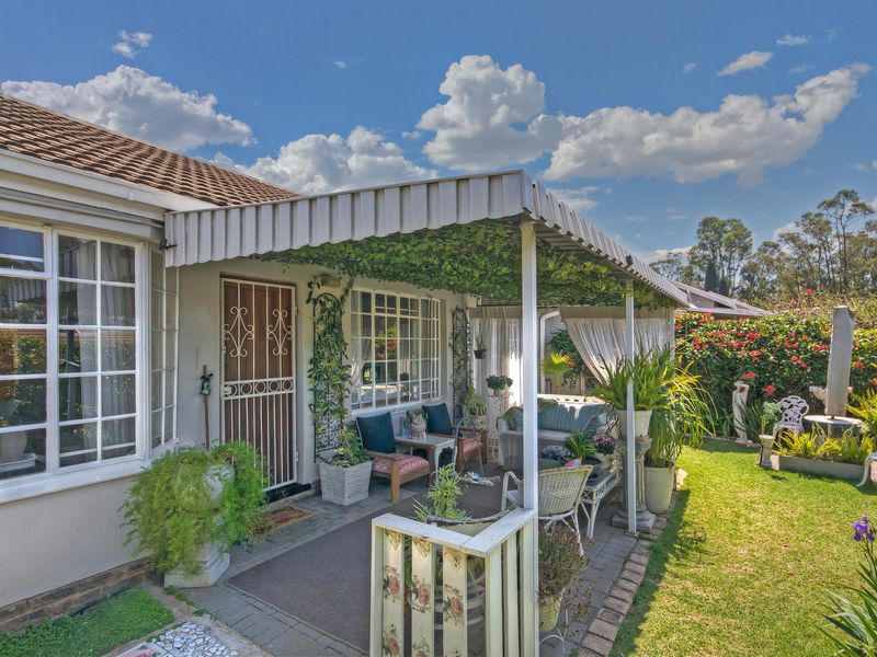 Charming 2-Bedroom Simplex in Over-50s Village with Private Garden in Bryanston East - Photo 2