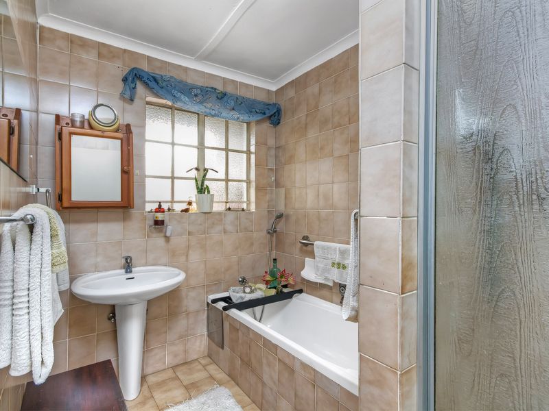 Charming 2-Bedroom Simplex in Over-50s Village with Private Garden in Bryanston East - Photo 7