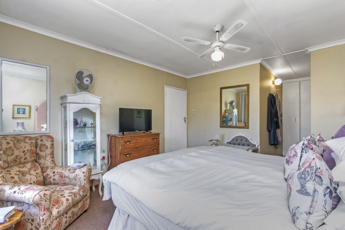 Charming 2-Bedroom Simplex in Over-50s Village with Private Garden in Bryanston East - Photo 4