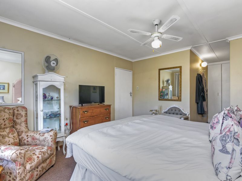 Charming 2-Bedroom Simplex in Over-50s Village with Private Garden in Bryanston East - Photo 4