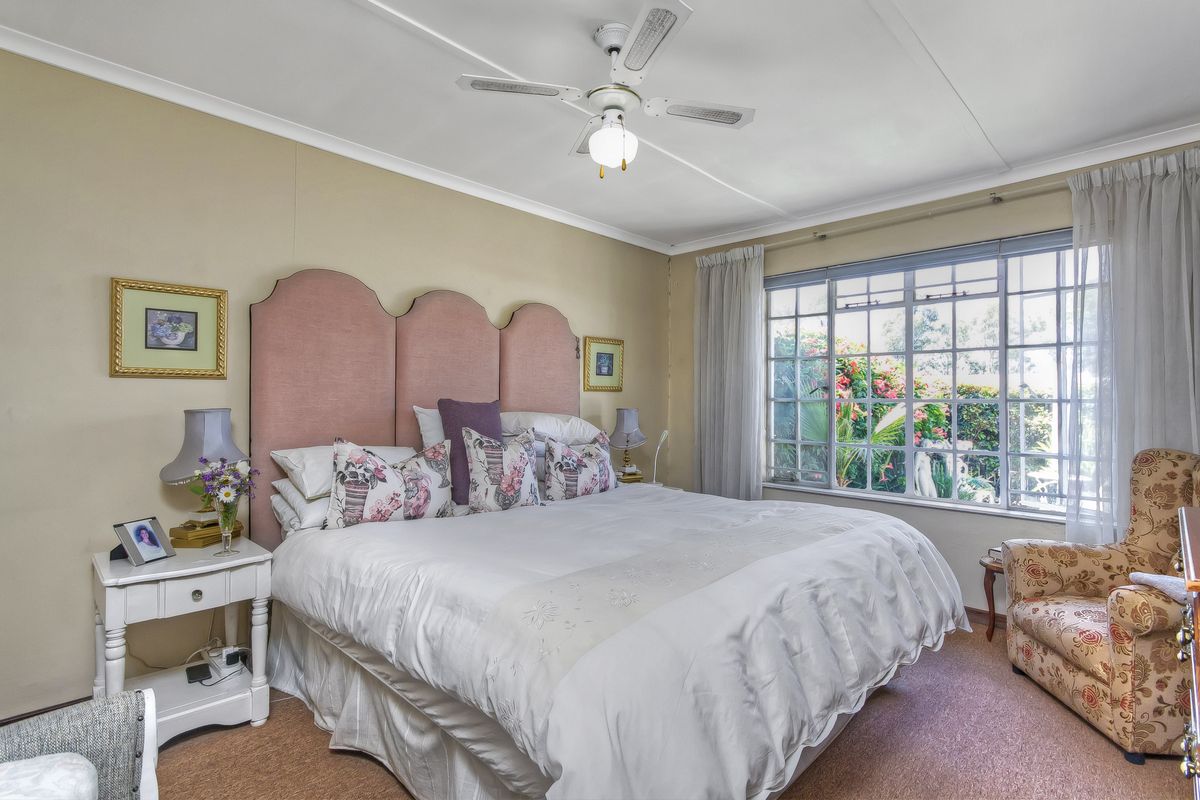 Charming 2-Bedroom Simplex in Over-50s Village with Private Garden in Bryanston East - Photo 3