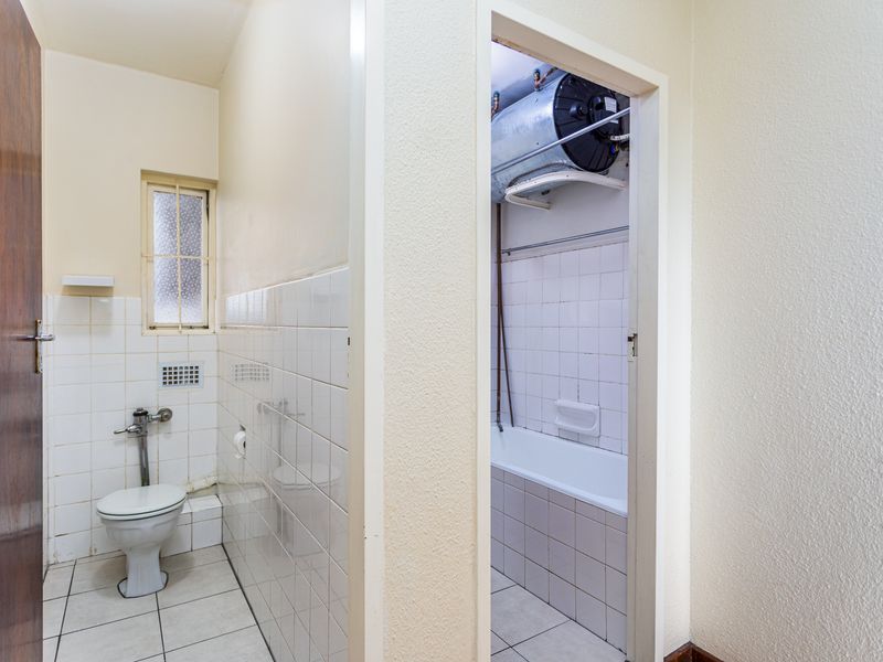 Large north facing three bedroom apartment in the heart of Claremont - Photo 10