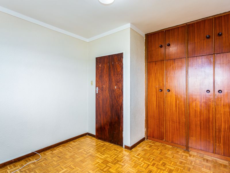 Large north facing three bedroom apartment in the heart of Claremont - Photo 9
