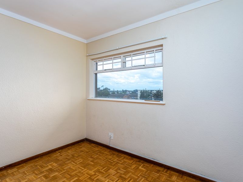 Large north facing three bedroom apartment in the heart of Claremont - Photo 8