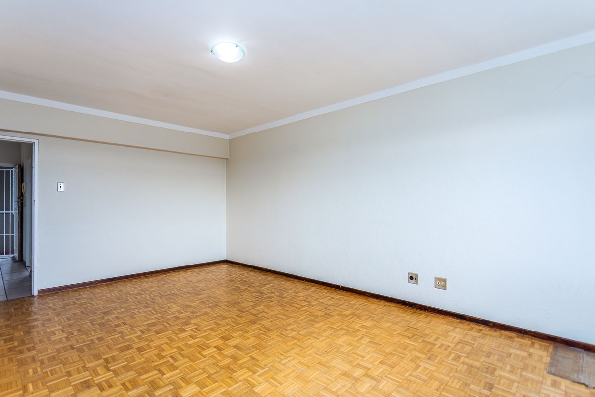 Large north facing three bedroom apartment in the heart of Claremont - Photo 2