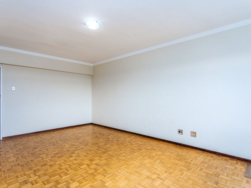 Large north facing three bedroom apartment in the heart of Claremont - Photo 2