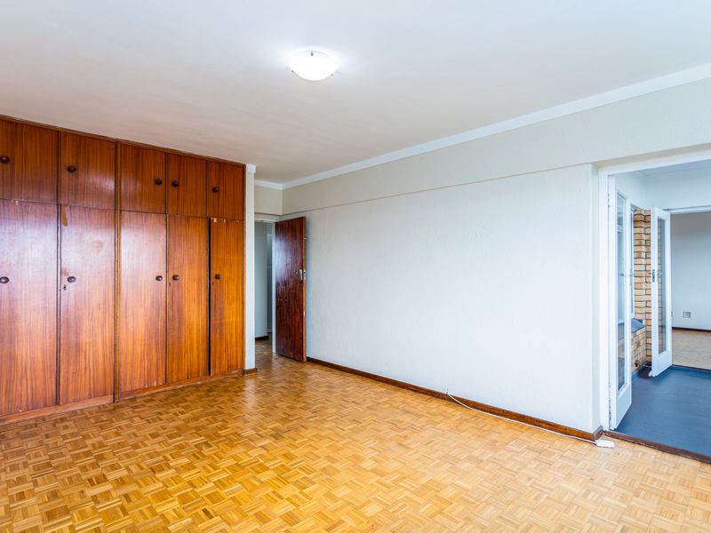 Large north facing three bedroom apartment in the heart of Claremont - Photo 6