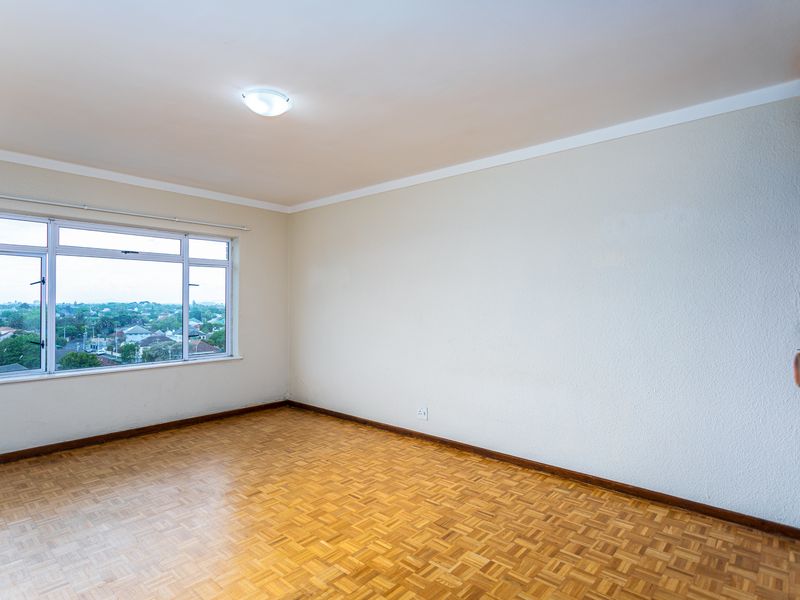 Large north facing three bedroom apartment in the heart of Claremont - Photo 7