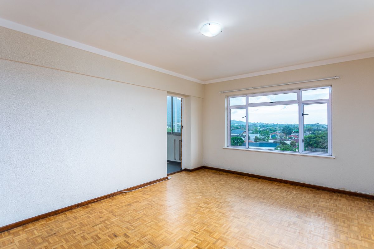 Large north facing three bedroom apartment in the heart of Claremont - Photo 5