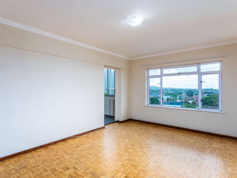 Large north facing three bedroom apartment in the heart of Claremont - Photo 5