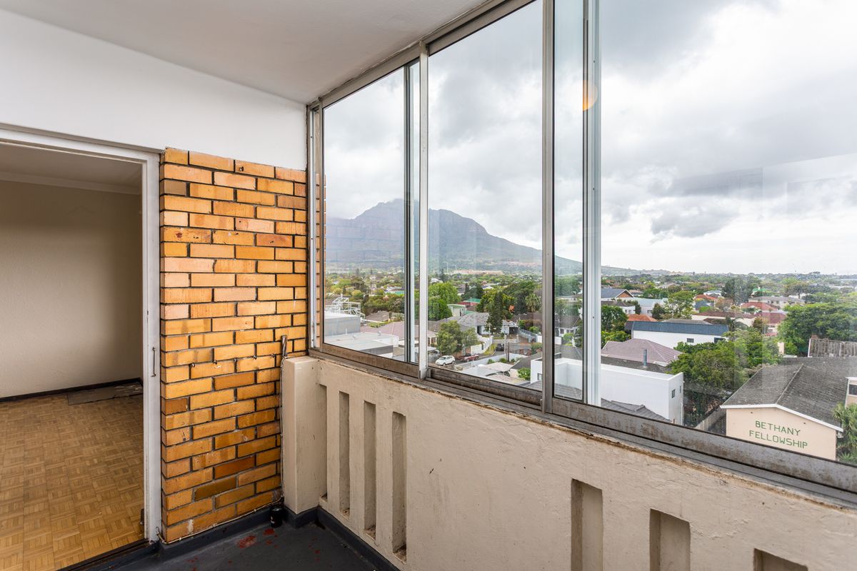 Large north facing three bedroom apartment in the heart of Claremont - Photo 4