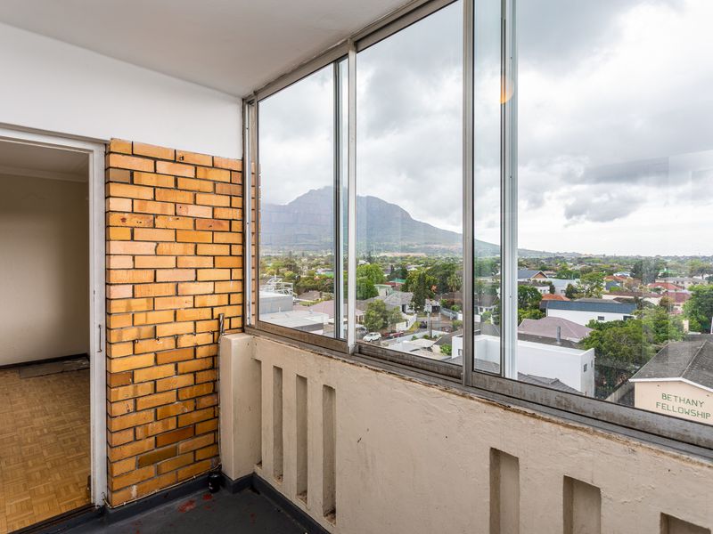 Large north facing three bedroom apartment in the heart of Claremont - Photo 4