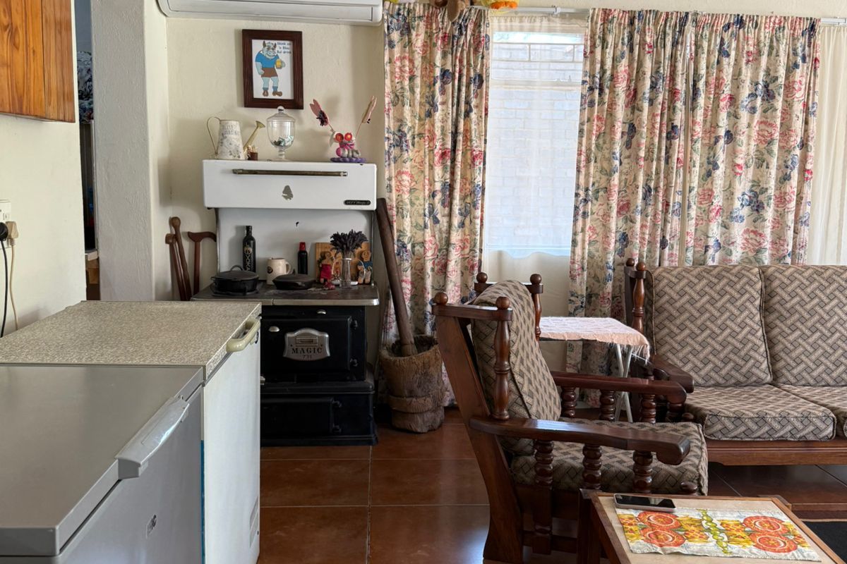 Spacious 3-Bedroom Home with 2-Bedroom Flat for sale - Photo 3