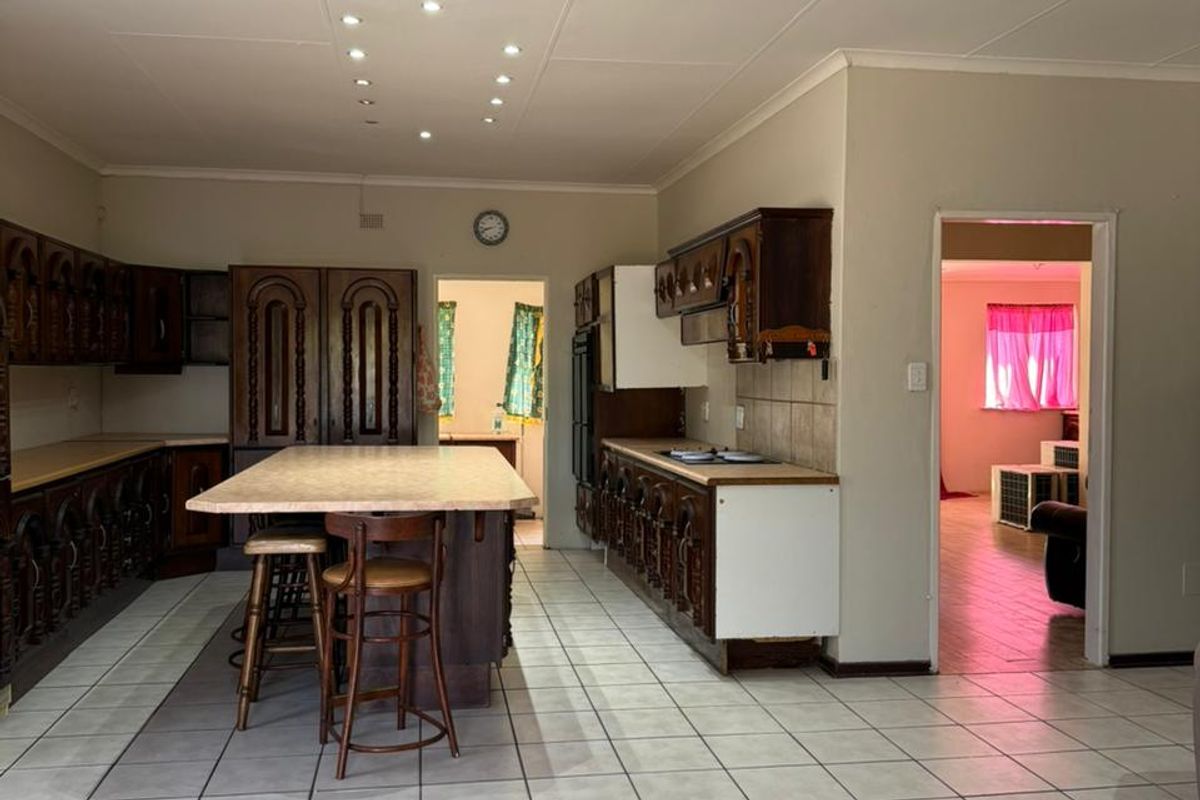 Spacious 3-Bedroom Home with 2-Bedroom Flat for sale - Photo 2