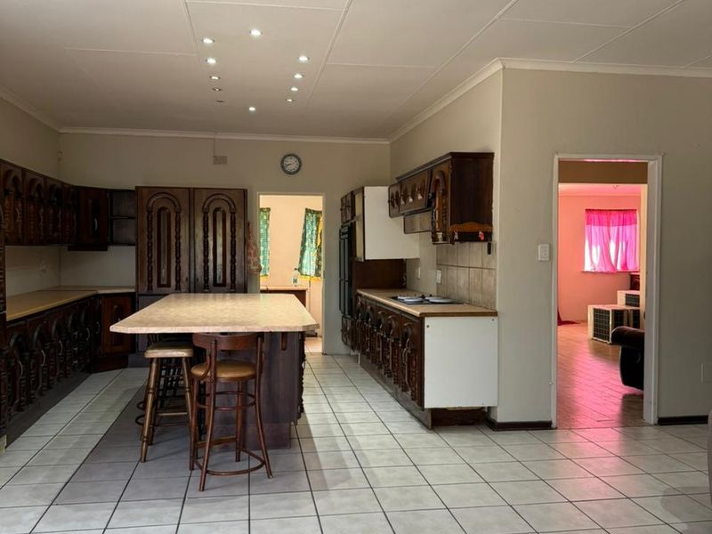 Spacious 3-Bedroom Home with 2-Bedroom Flat for sale - Photo 2