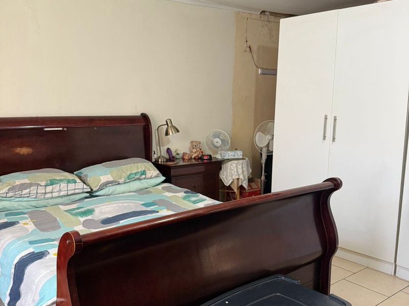 Spacious 3-Bedroom Home with 2-Bedroom Flat for sale - Photo 10