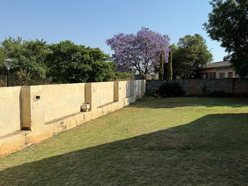 Spacious 3-Bedroom Home with 2-Bedroom Flat for sale - Photo 4