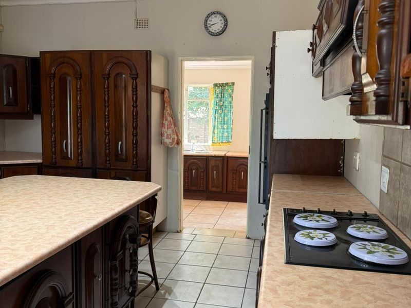 Spacious 3-Bedroom Home with 2-Bedroom Flat for sale - Photo 8