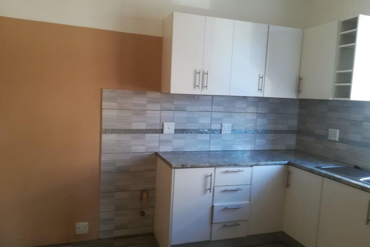 3 BED APARTMENT WITH GARAGE FOR SALE - Photo 5