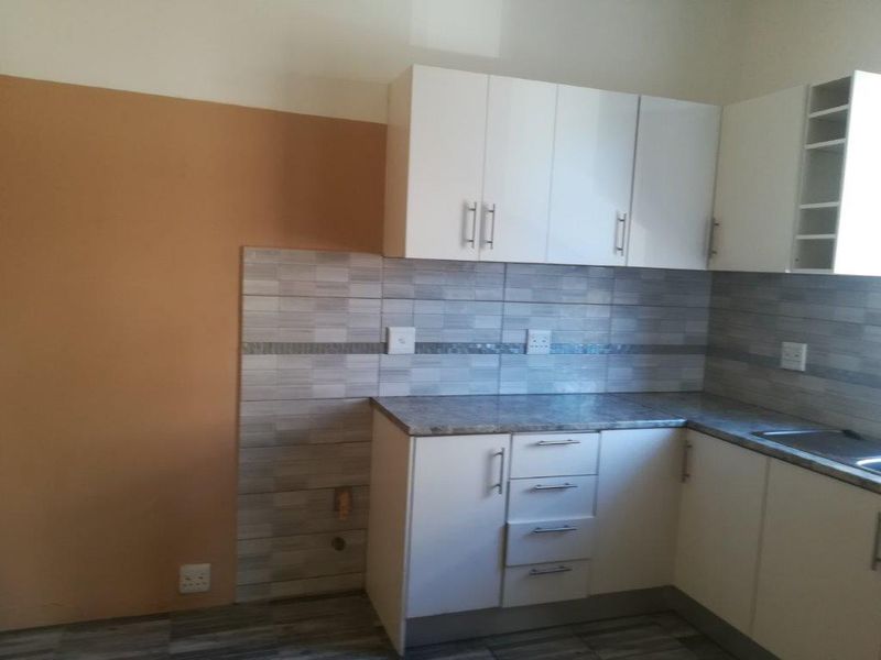 3 BED APARTMENT WITH GARAGE FOR SALE - Photo 5