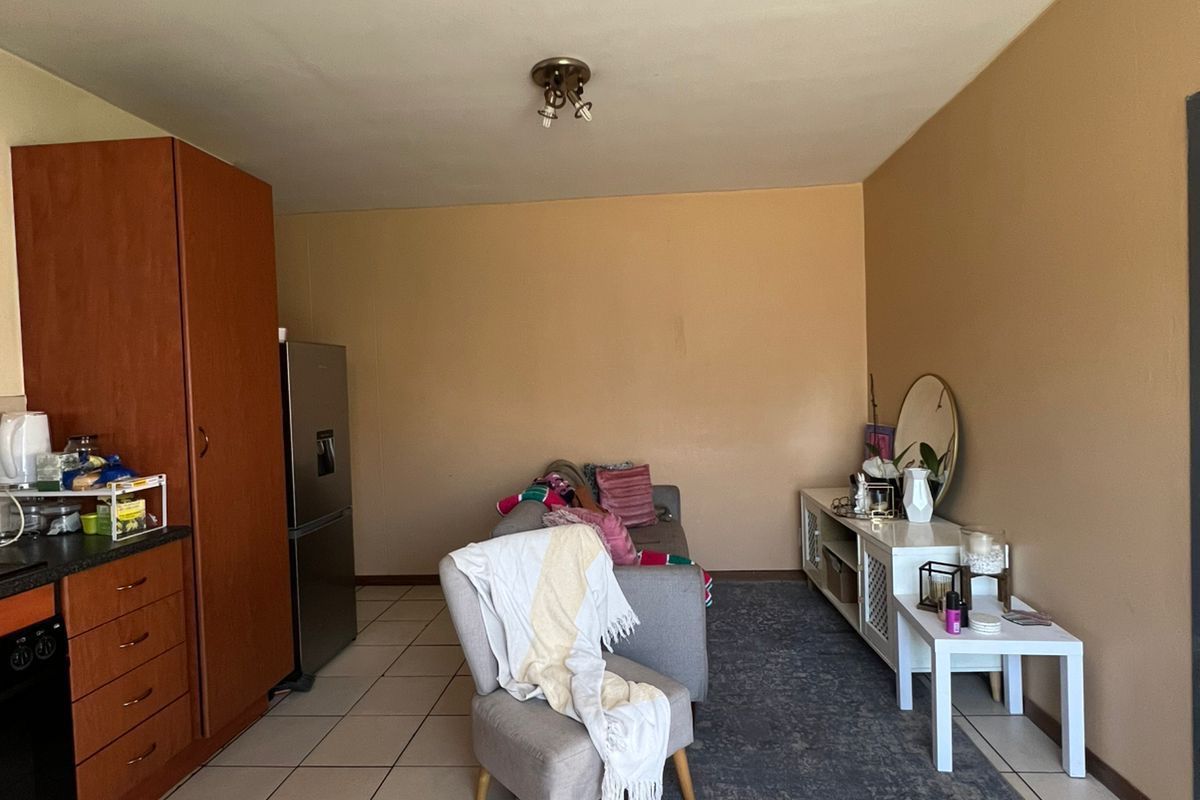 Apartment For Sale In Witbank - Photo 2