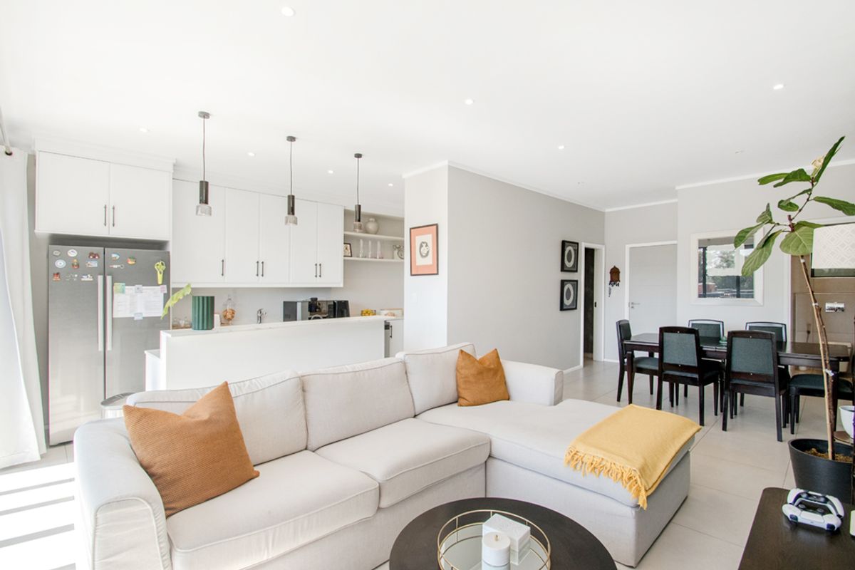 Step Into Your Dream Home: a Stunning 3-Bedroom, 3-Bathroom Haven - Photo 3