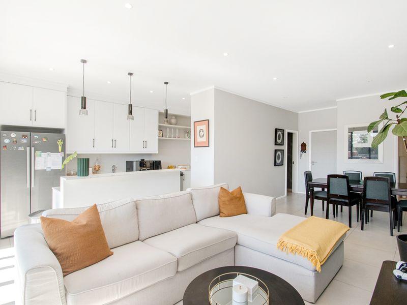 Step Into Your Dream Home: a Stunning 3-Bedroom, 3-Bathroom Haven - Photo 3