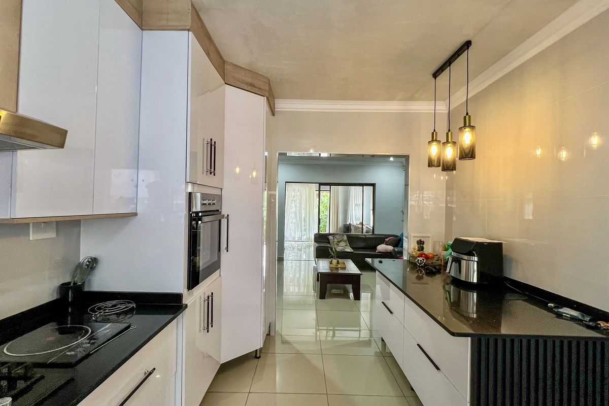 Newly Renovated Four Bedroom Home with Flatlet - Photo 5