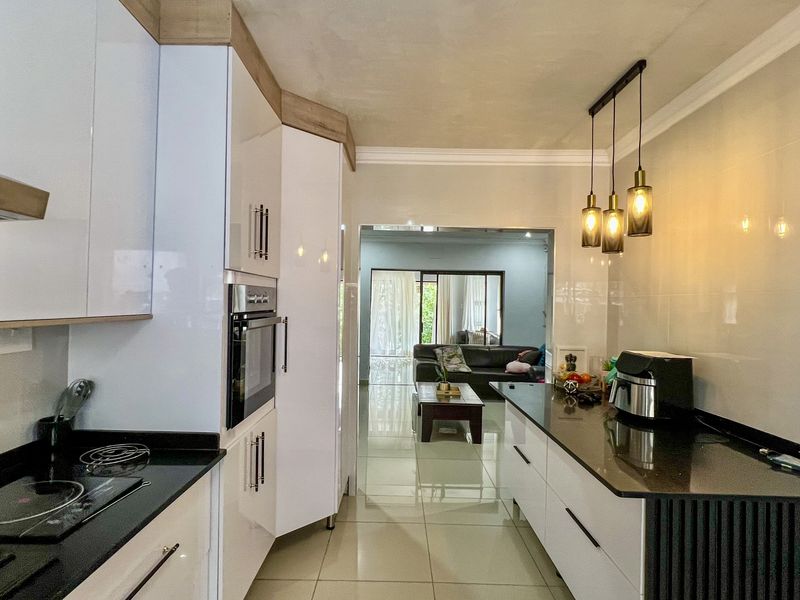 Newly Renovated Four Bedroom Home with Flatlet - Photo 5