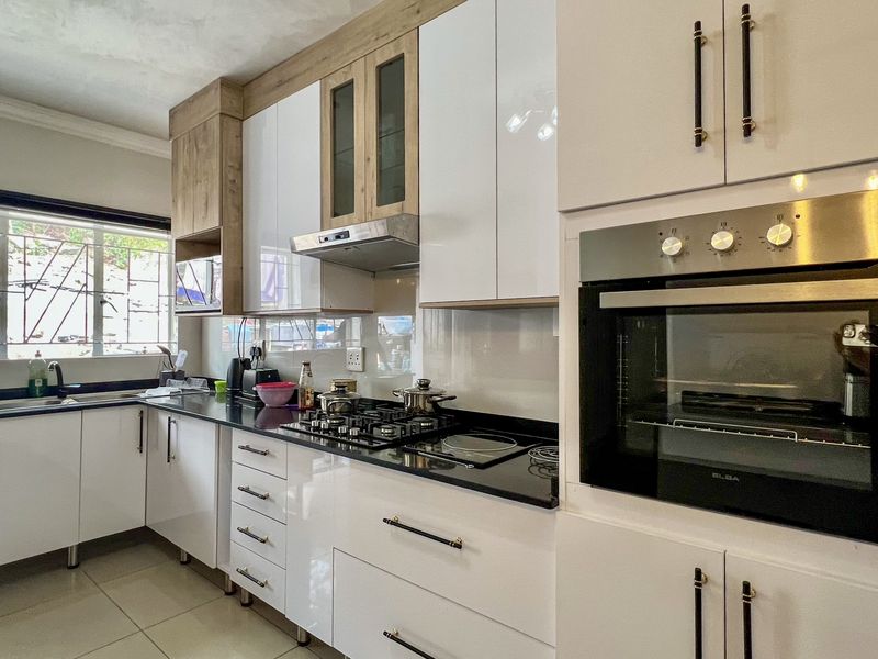 Newly Renovated Four Bedroom Home with Flatlet - Photo 7