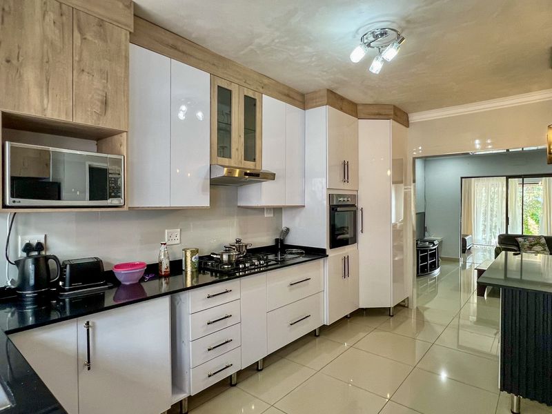 Newly Renovated Four Bedroom Home with Flatlet - Photo 8