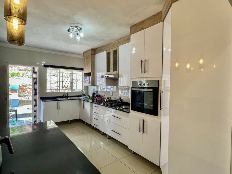 Newly Renovated Four Bedroom Home with Flatlet - Photo 6