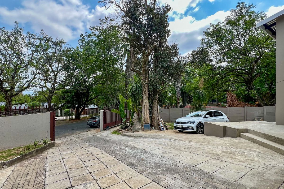 Newly Renovated Four Bedroom Home with Flatlet - Photo 3