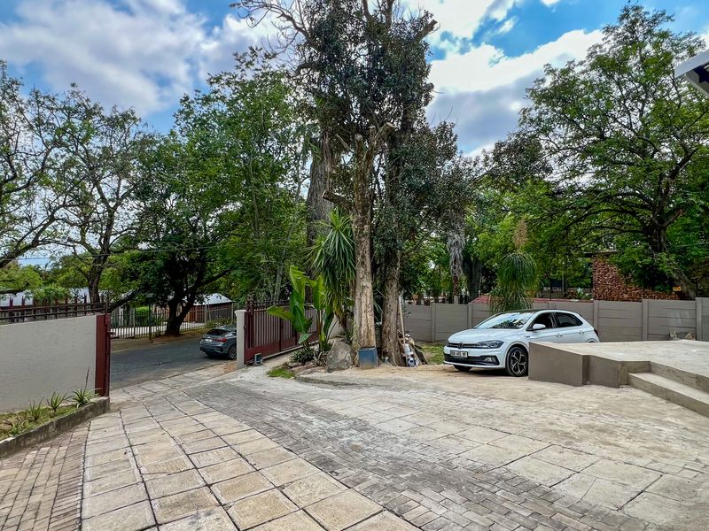 Newly Renovated Four Bedroom Home with Flatlet - Photo 3