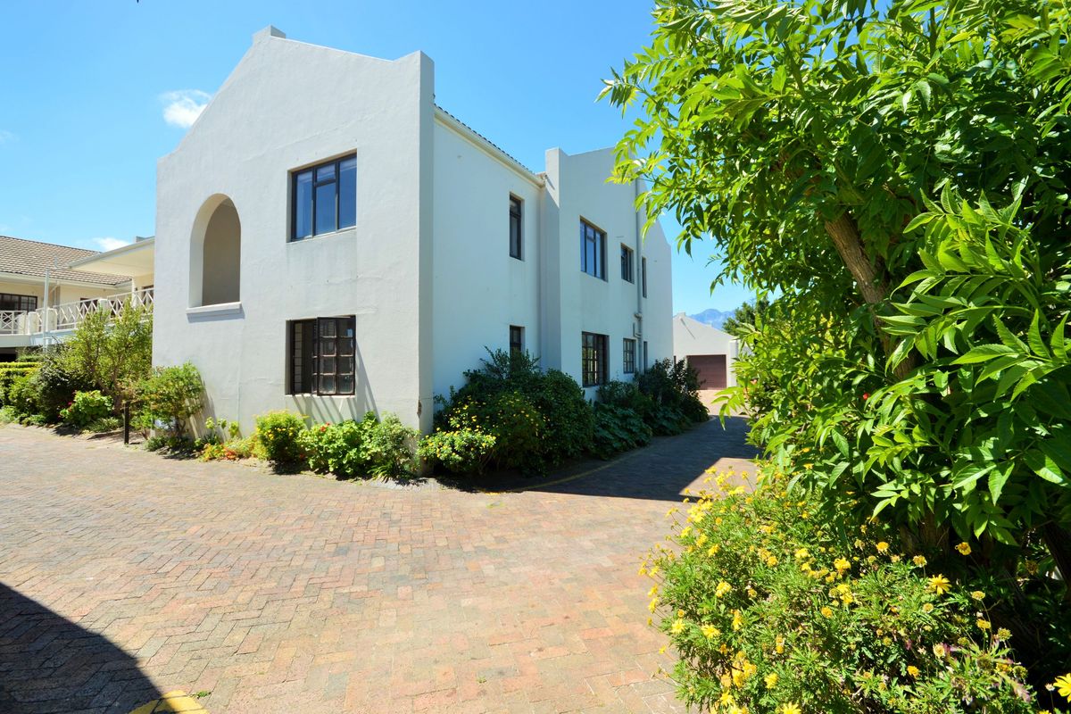 Retire in Style: Spacious 3-Bedroom Haven in Somerset West’s Premier Village - Photo 2