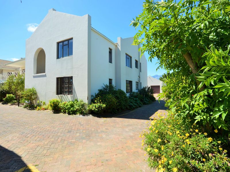 Retire in Style: Spacious 3-Bedroom Haven in Somerset West’s Premier Village - Photo 2