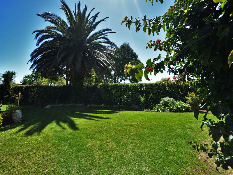 Retire in Style: Spacious 3-Bedroom Haven in Somerset West’s Premier Village - Photo 6