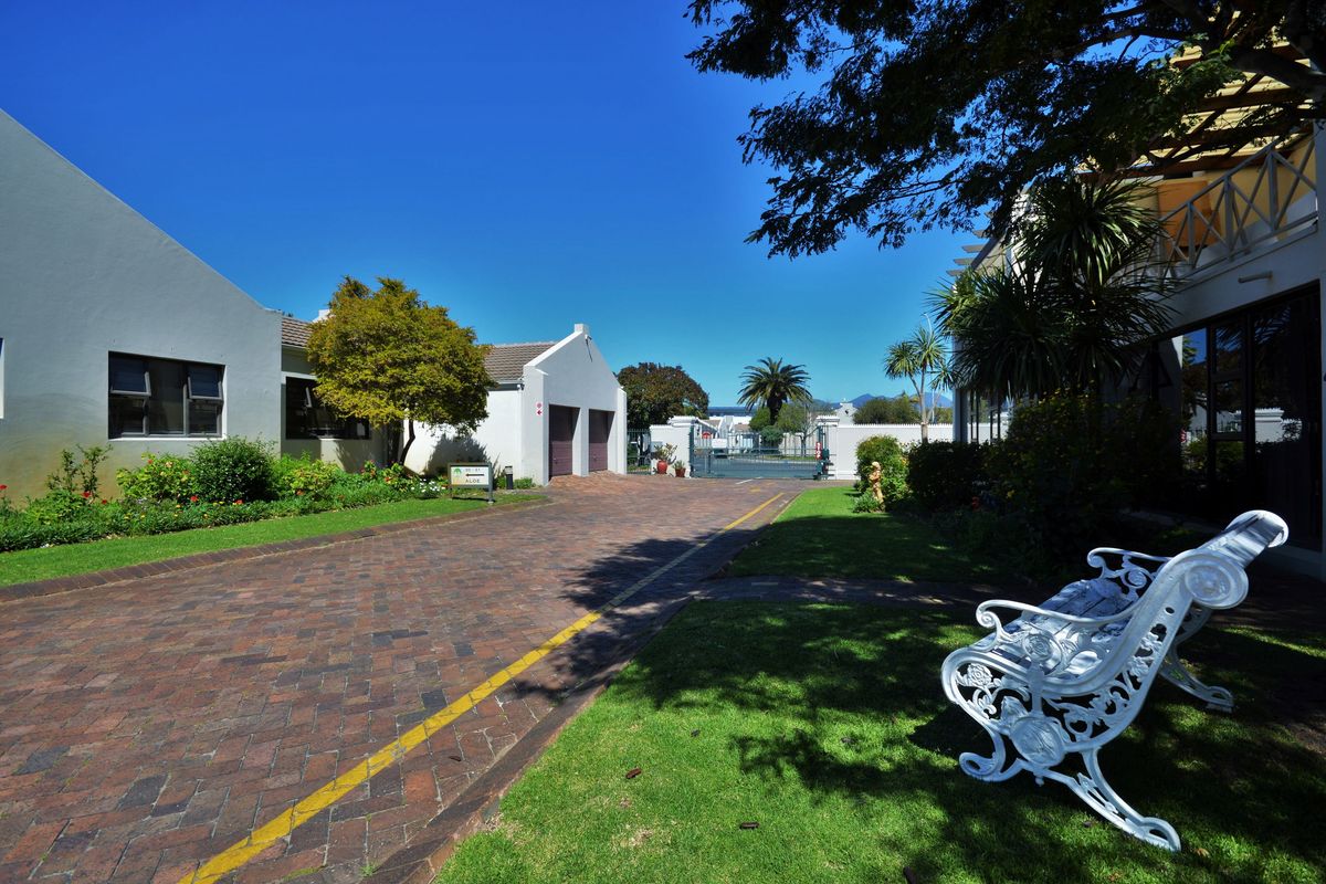 Retire in Style: Spacious 3-Bedroom Haven in Somerset West’s Premier Village - Photo 4
