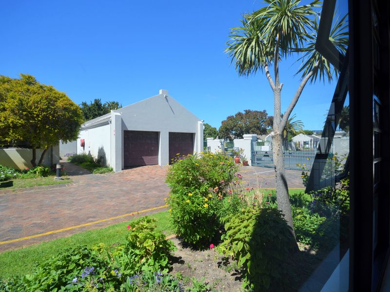 Retire in Style: Spacious 3-Bedroom Haven in Somerset West’s Premier Village - Photo 3