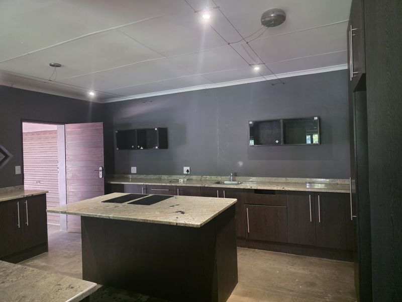 Modern 3-Bedroom Home to Let in Mooinooi - Photo 2